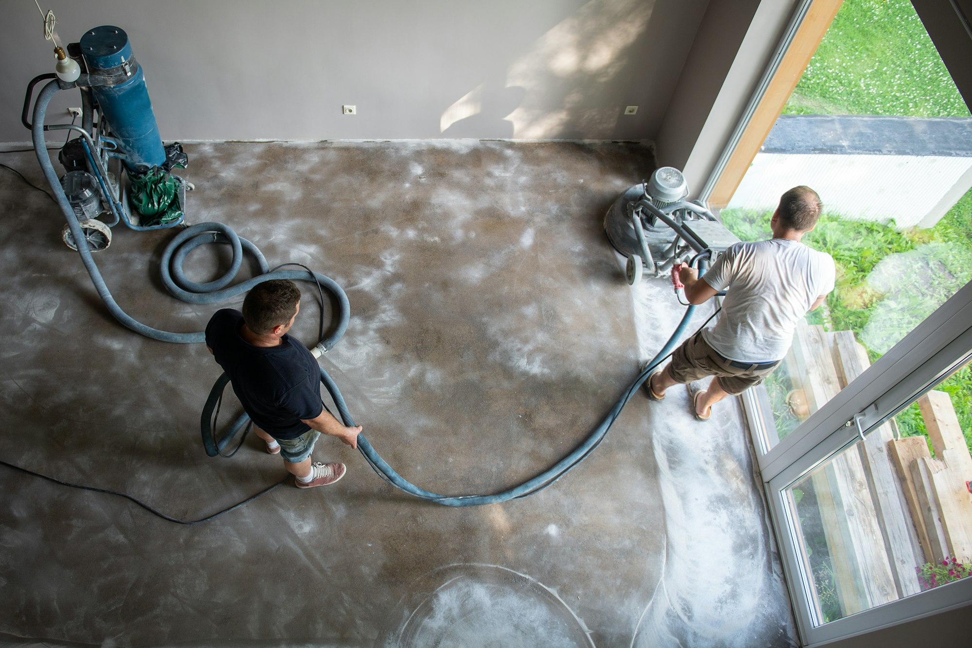 Polyurethane and epoxy flooring. Concrete grinding.